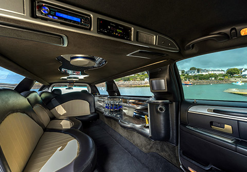 Prestation limousine illustrée par l'intérieur très luxueux d'une limousine Lincoln Town Car.
